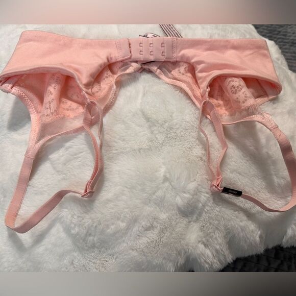 'Victoria's Secret Unlined Bra color Pink / Peach 
Lace bra - Picture 8 of 12